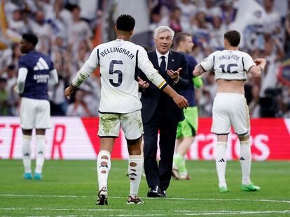 Ancelotti felicita a Bellingham después de la victoria del Real Madrid contra el Cádiz en el Bernabéu.