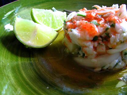 Cebiche de merluza, pepino y tomate