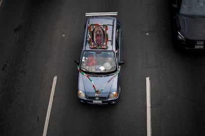 Un automóvil decorado y con una imagen de la Virgen atada al techo.