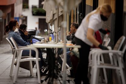 Terraza de una cafetería de Santa Cruz de Tenerife.