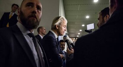 El ultraderechista holand&eacute;s Geert Wilders se dirige a los medios a su llegada al Senado en La Haya este jueves. 