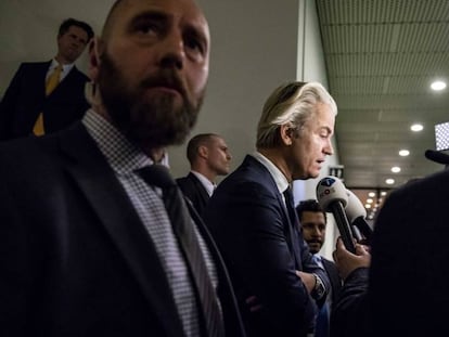 El ultraderechista holand&eacute;s Geert Wilders se dirige a los medios a su llegada al Senado en La Haya este jueves. 