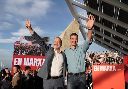 Una imagen del mitin del PSC en el parque del Fòrum, con Jaume Collboni y Pedro Sánchez