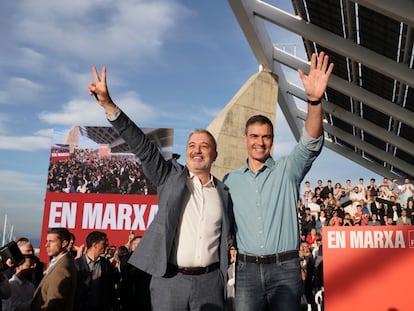 Una imagen del mitin del PSC en el parque del Fòrum, con Jaume Collboni y Pedro Sánchez.