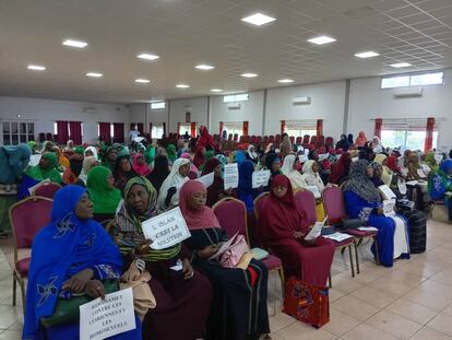 Concentración de mujeres en un salón de actos de Moroni (capital de Comoras) el día 14, en contra de las jóvenes detenidas acusadas de mantener una relación.