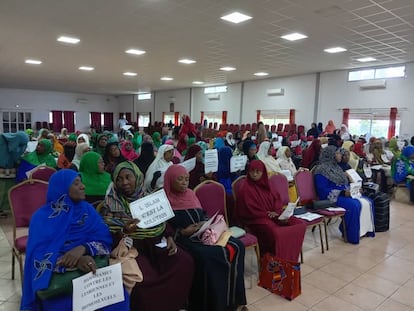 Concentración de mujeres en un salón de actos de Moroni (capital de Comoras)