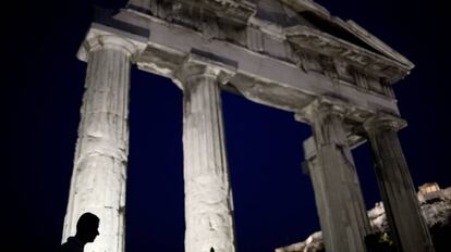 Un turista visitando las ruinas de Acropolis en Atenas