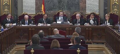 Imagen tomada de la se&ntilde;al institucional del Tribunal Supremo de los magistrados del alto tribunal durante la 52&ordf; y &uacute;ltima jornada del juicio del &quot;proc&eacute;s&quot; con el turno para los informes de las &uacute;ltimas defensas y el derecho a la &uacute;ltima palabra de los doce acusados.