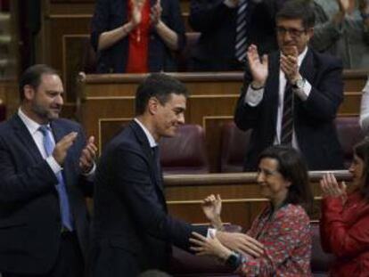 Pedro Sánchez es aplaudido por miembros de su grupo tras el éxito de su moción de censura el pasado viernes. 