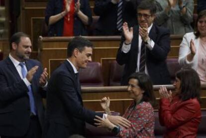 Pedro Sánchez es aplaudido por miembros de su grupo tras el éxito de su moción de censura el pasado viernes.