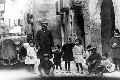 Albert Einstein rodeado de niños en un rincón de Barcelona, en febrero de 1923.