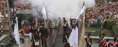 Luis Mocoroa, artillero mayor de la Sociedad Gastronómica, prende el cañón para abrir la Semana Grande.