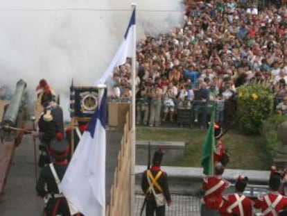 Luis Mocoroa, artillero mayor de la Sociedad Gastronómica, prende el cañón para abrir la Semana Grande.