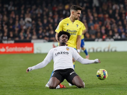 Correia, del Valencia, cae ante Rubén Sobrino, del Cádiz, este viernes en Mestalla.