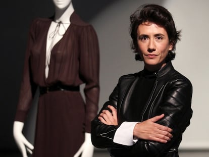 Carmen March junto a uno de sus diseños para Pedro del Hierro Madrid