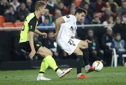 Rubén Sobrino recibe el balón ante Kristoffer Ajer.