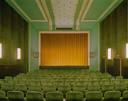 A autora da foto, a fotógrafa Sylvia Ballhouse, tem em seu portfólio todo um périplo pela Alemanha e suas encantadoras salas de cinema, como o Atrium de Nuremberg.