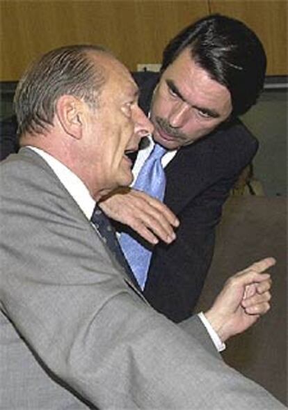 José María Aznar habla con el presidente francés, Jacques Chirac, en junio de 2002 en la cumbre de Sevilla.