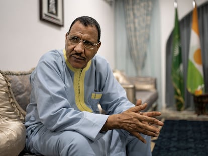 Mohamed Bazoum, presidente de la República de Níger, durante la entrevista realizada para El País en su residencia presidencial en Niamey.