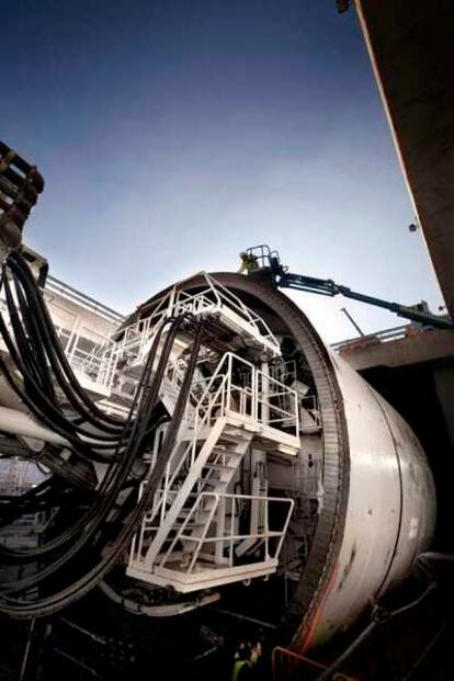 Adif muestra la tuneladora Barcino que se encuentra en la futura estación del AVE de La Sagrera de Barcelona.