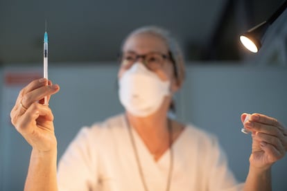 Una enfermera del Hospital Sant Pau de Barcelona prepara las vacunas para el personal sanitario del centro, este lunes.