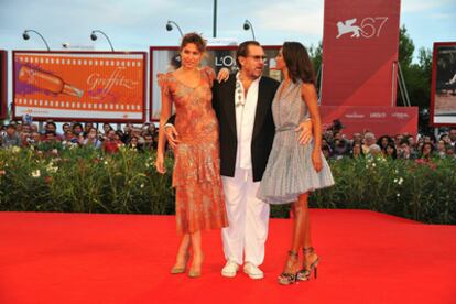 Rula Jebreal, Julian Schnabel y su hija Stella Schnabel asisten al estreno de 'Miral'