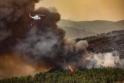 Dos helicópteros trabaja en las labores de extinción del incendio declarado en Bejís, este miércoles.