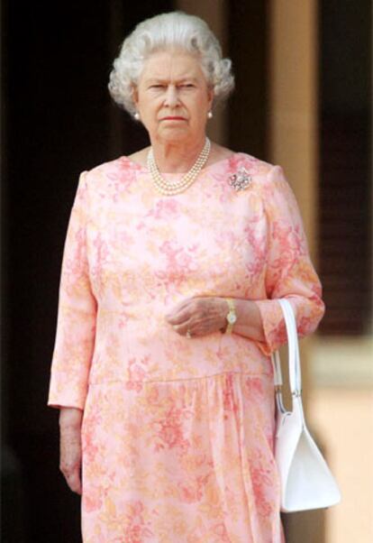 En Buckingham Palace, la Reina ha observado, como el resto de sus compatriotas, el respetuoso silencio. También el Príncipe de Gales, Carlos de Inglaterra, y su esposa, Camilla Parker, lo han hecho en Cardiff.