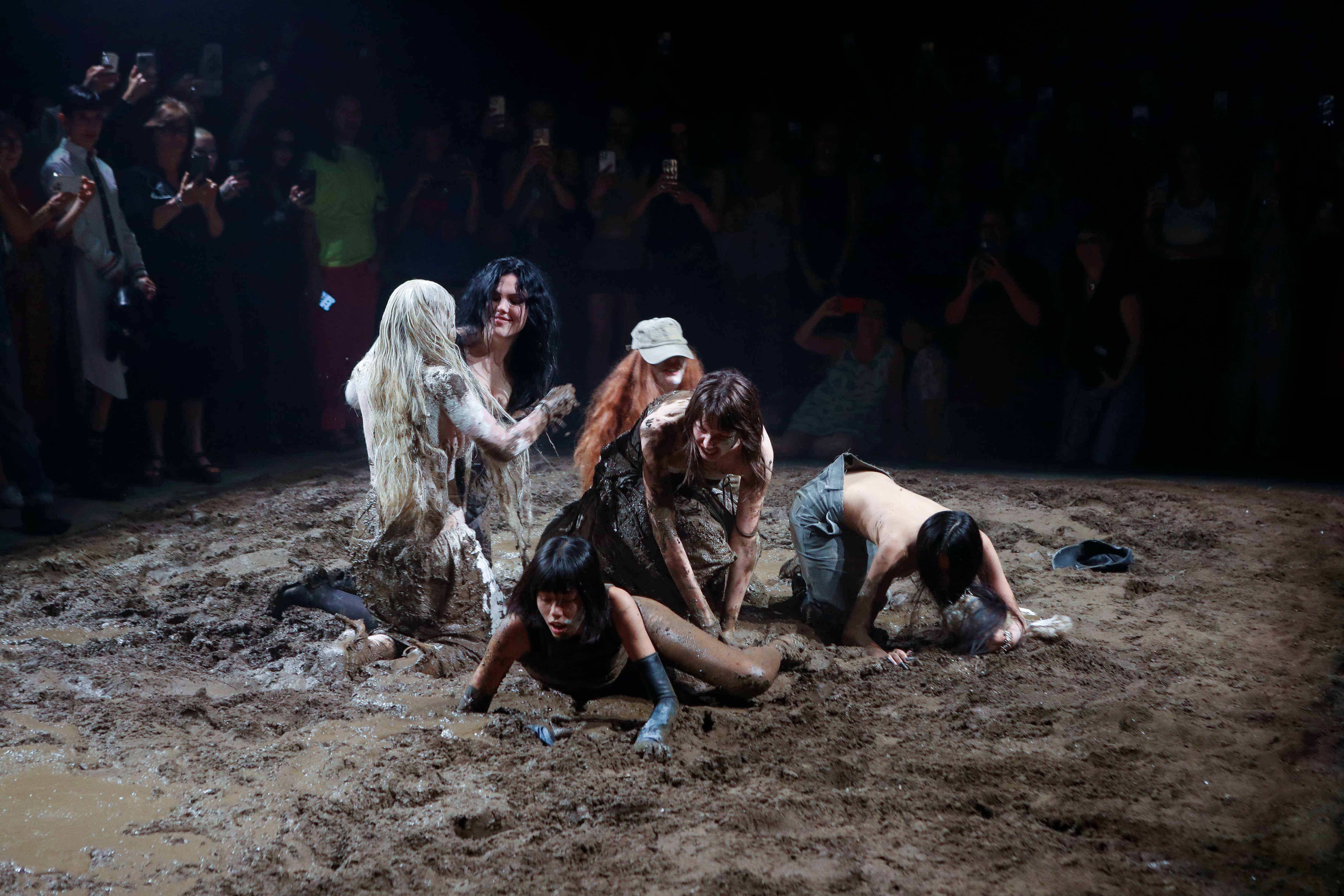 “Lo impecable se ha vuelto agresivo”: por qué la ropa sucia es un elemento liberador