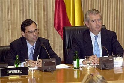 Caruana, junto al presidente de la Comisión de Economía, Santiago Lanzuela, durante su comparecencia de esta mañana.