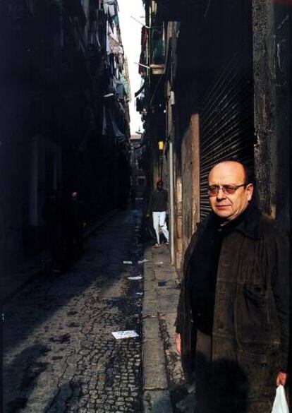 Manuel Vázquel Montalbán, en el barrio chino de Barcelona en 1999.