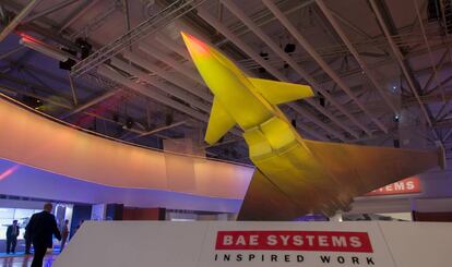 Presentaci&oacute;n de un modelo de avi&oacute;n de caza dise&ntilde;ado por BAE Systems en la feria de Farnborough (Reino Unido). 