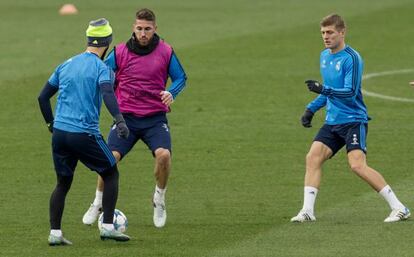 Isco, Ramos y Kroos se entrenan en Valdebebas este lunes.