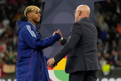 Lamine Yamal saluda a Luis de la Fuente