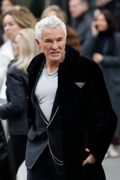 El director australiano Baz Luhrmann ha acudido al desfile de Chanel, el primero celebrado el martes; de hecho, con un doble pase, a las 10 de la mañana y después a las 12. Luhrmann ha colaborado con Chanel, dirigiendo algunos de sus anuncios, protagonizados por Nicole Kidman y Gisele Bündchen.