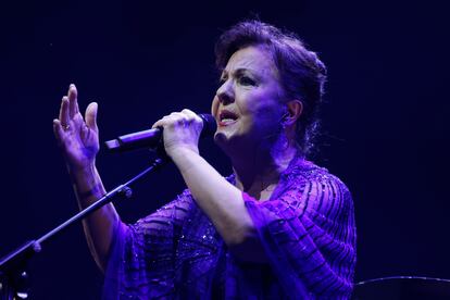 La cantaora Carmen Linares durante su actuación en la gala 'El flamenco es universal' en Sevilla.