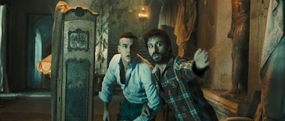 Mario Casas (izquierda) y Hugo Silva en un fotograma de 'Las brujas de Zugarramurdi'.