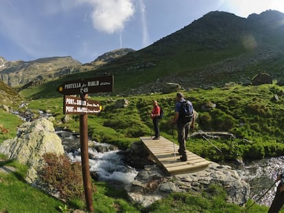 Ruta senderista en el parque natural del Valle de Sorteny, en Andorra.