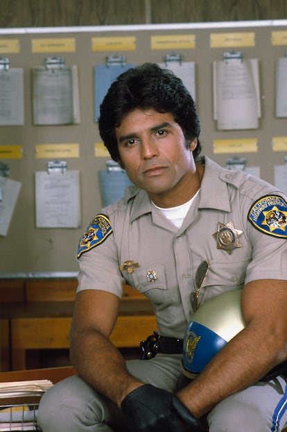 En Estados Unidos, Erik Estrada se hizo conocido por su papel de Francis Llewelyn Poncherrello, un oficial de policía, en la serie ‘ChiPs’ (1977-1983). Y en México por dar vida al galán Juan Daniel en la telenovela ‘Dos Mujeres, un camino’ (1993-1994). En los 32 años que han pasado desde el estreno de esta última, Estrada pasó de interpretar a un policía en la pequeña pantalla a convertirse en uno en la vida real. En 2016 juró su cargo de oficial en una comisaría en el estado de Idaho y, una vez tomó posesión de su nuevo puesto, colaboró con el departamento que investiga abusos sexuales contra menores a través de Internet. Antes de convertirse en agente, colaboraba con la fundación Safe Surfing, que persigue a depredadores sexuales de menores de edad en la red.