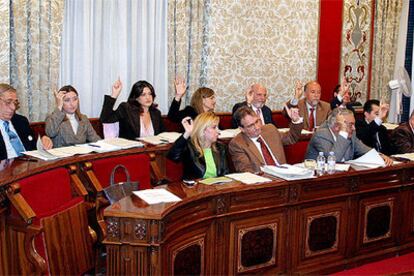 Los concejales del PP, ayer, durante la votación a mano alzada en el pleno del Ayuntamiento de Alicante.