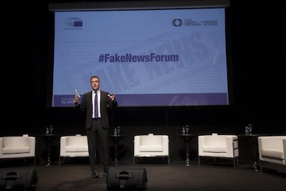 El periodista Carlos de Vega durante la presentación del foro 'Fake News'.