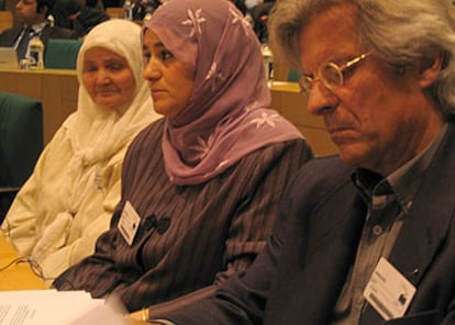 La madre y la hermana del español preso en Guantánamo, con el abogado Javier Nart, en el Parlamento Europeo.