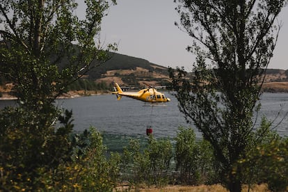  Helicóptero de la brigada ELIF PAPÁ 1 (Villaeles de Valdavia) recoge agua del Embalse de Requejada (Montaña Palentina).
