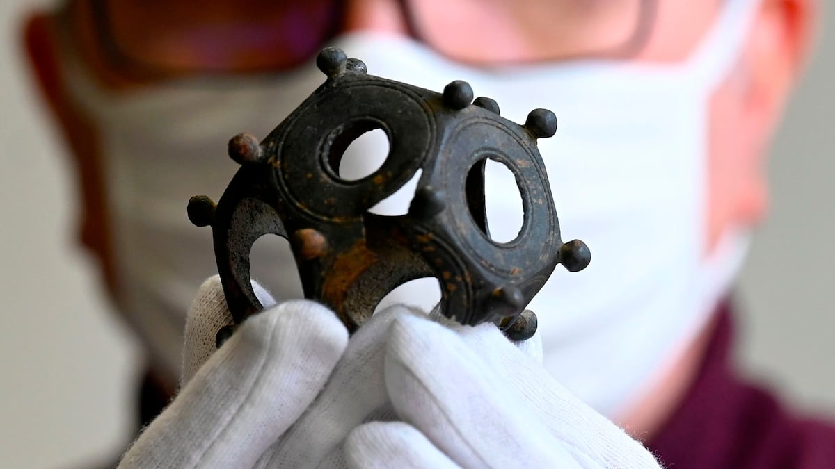 Tras siglos estudiándolo, nadie sabe qué es ni para qué sirve este objeto: el misterio de los dodecaedros 'romanos' | ICON Design | EL PAÍS