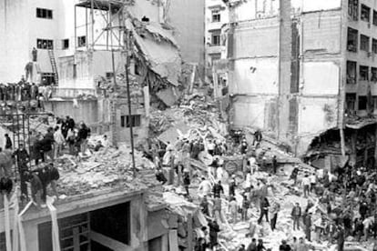 Los servicios de socorro trabajan en la Mutual Israelita de Buenos Aires tras el atentado de julio de 1994.