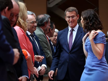 Alberto Núñez Feijóo, Isabel Díaz Ayuso y al fondo, Miguel Ángel Rodríguez, el 23 de junio en Madrid.