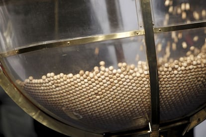 Las bolas con premios empiezan giran en el Palacio de Congresos de Madrid. 