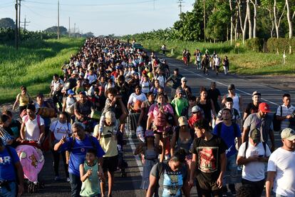 Miles de migrantes parten hacia la frontera de México con Estados Unidos. 