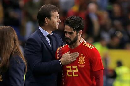 Julen Lopetegui saluda a Isco tras su cambio.