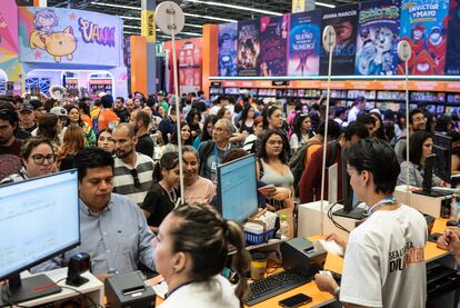 Asistentes a la FIL de Guadalajara hacen fila para pagar sus libros, el 1 de diciembre.